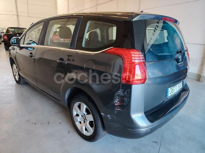 Usado Peugeot 5008 Access 115 CV (84 kW) 2014 Gris / plata Monovolumen