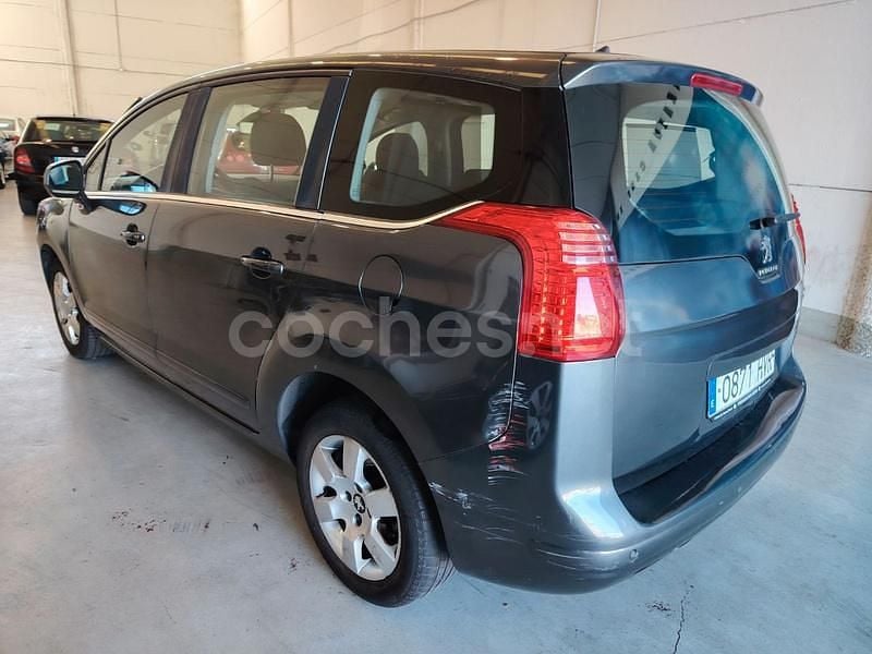 Usado Peugeot 5008 Allure 115 CV (84 kW) 2014 Gris / plata Monovolumen