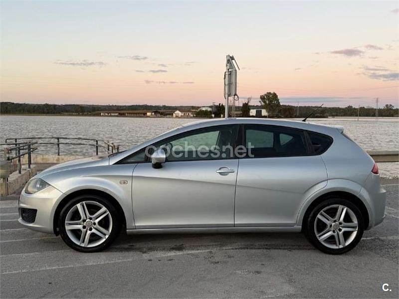 Usado Seat Leon Style 105 CV (77 kW) 2010 Gris / plata Utilitario