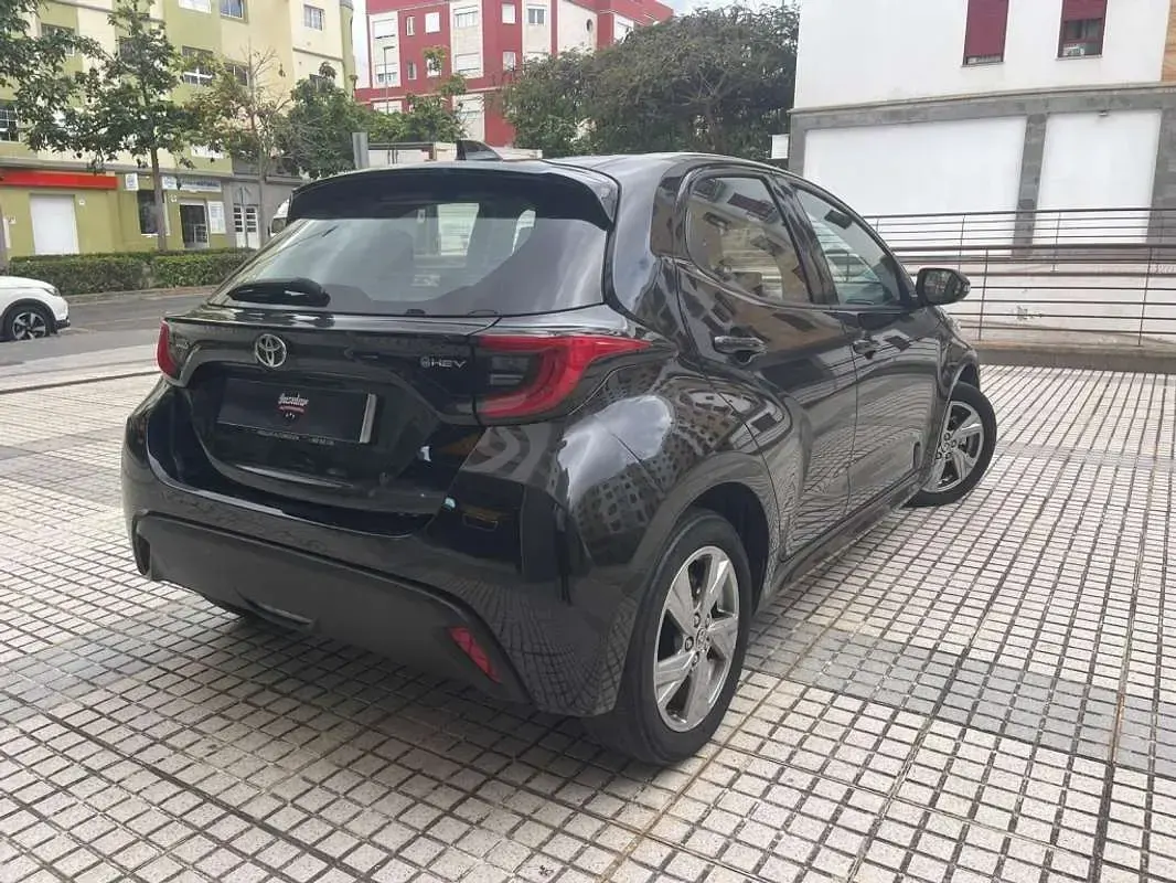 Usado Toyota Yaris Business Edition 116 CV (85 kW) 2022 Negro Utilitario