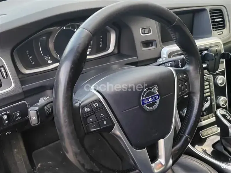 Usado Volvo V60 285 CV (209 kW) 2016 Negro Familiar