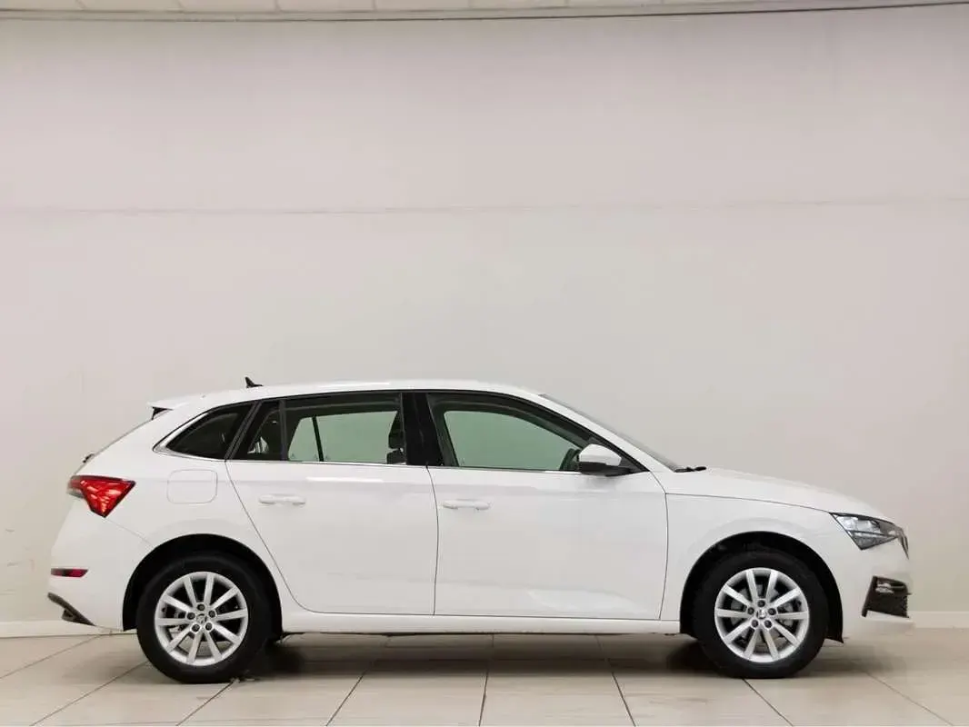Usado Skoda Scala Ambition 110 CV (80 kW) 2021 Blanco Utilitario