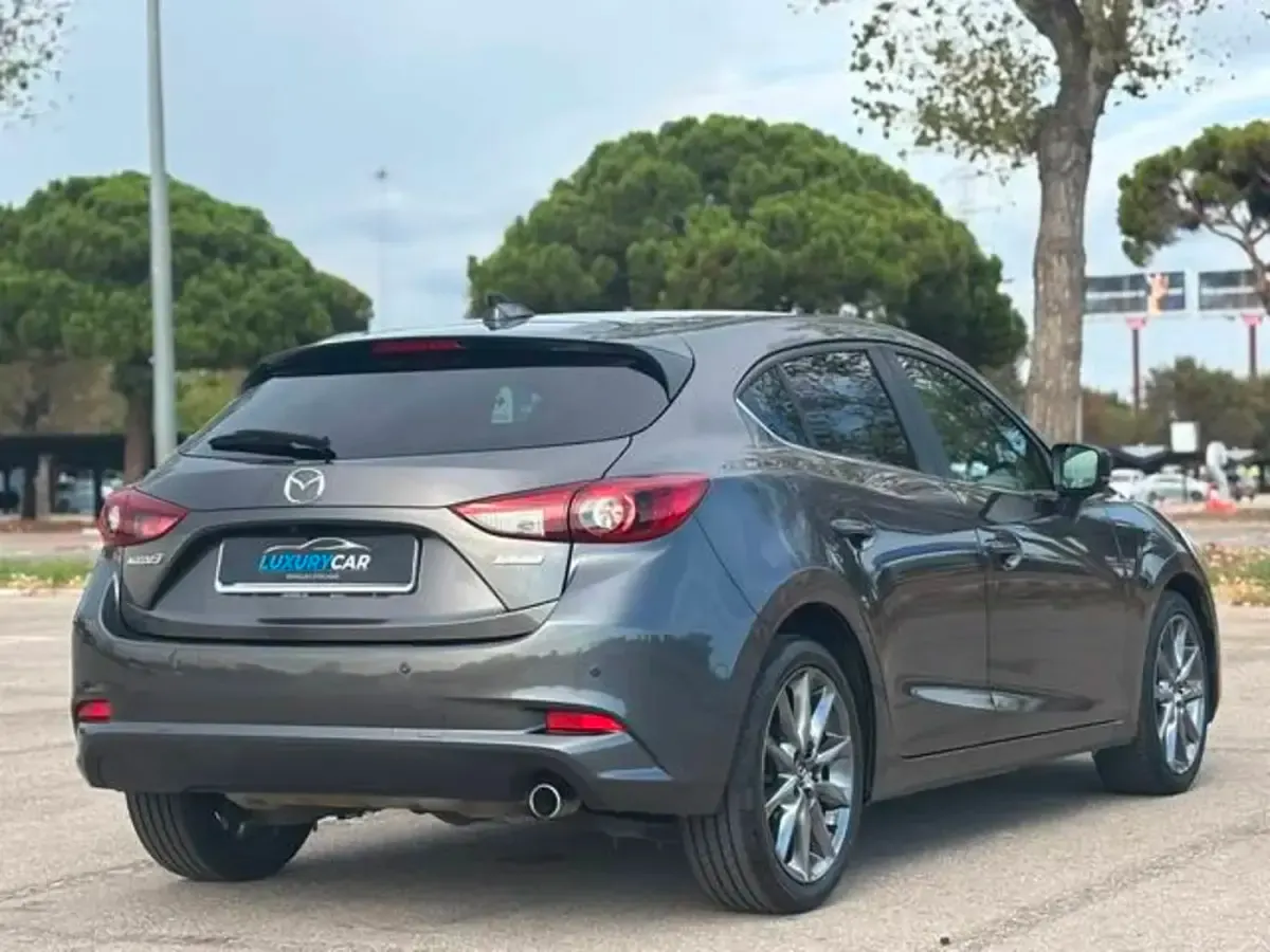 Usado Mazda 3 Edition 105 CV (77 kW) 2017 Gris Utilitario