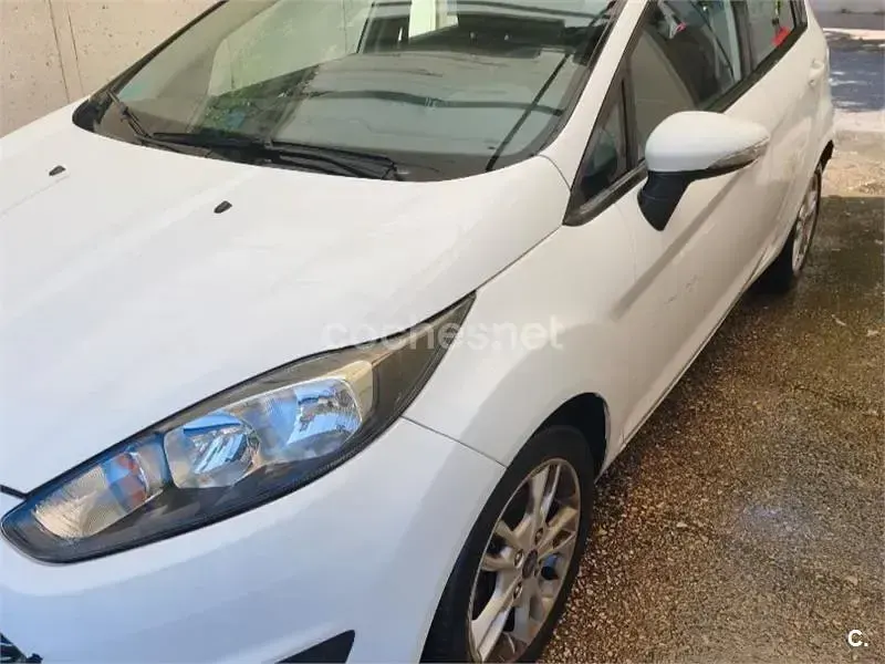 Usado Ford Fiesta Titanium 100 CV (73 kW) 2014 Blanco Utilitario