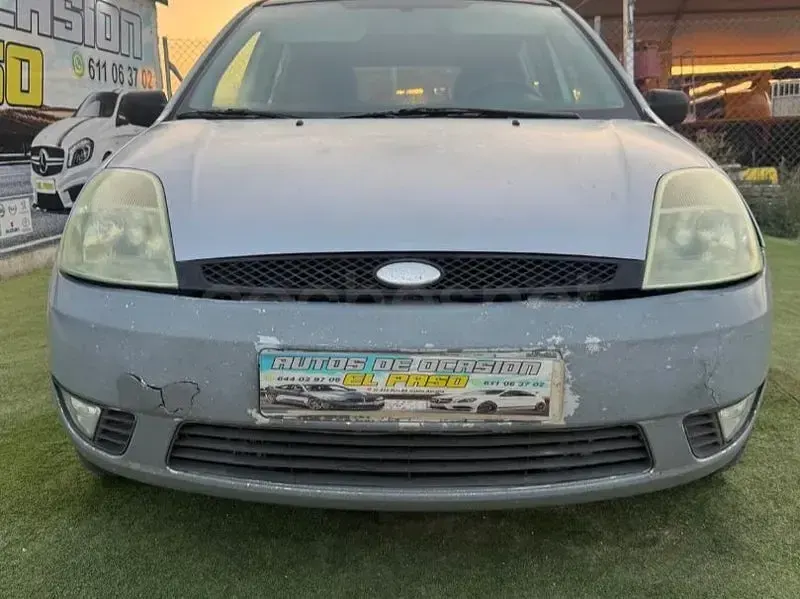 Usado Ford Fiesta Trend 68 CV (50 kW) 2004 Gris / plata Utilitario