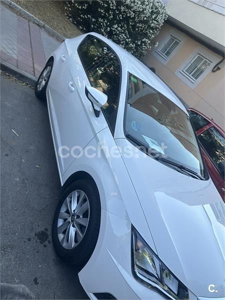 Usado Seat Leon Style 130 CV (95 kW) 2019 Blanco Berlina