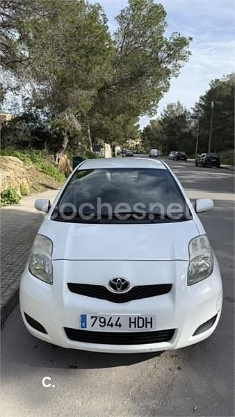 Usado Toyota Yaris Live 69 CV (50 kW) 2011 Blanco Utilitario