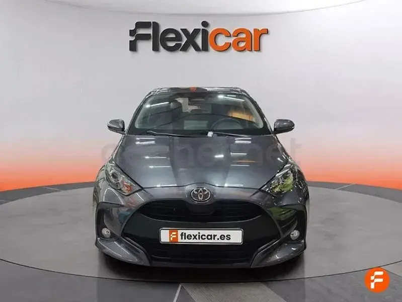 Usado Toyota Yaris Hybrid Active 116 CV (85 kW) 2025 Gris / plata Berlina