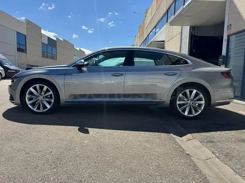 Usado VW Arteon 150 CV (110 kW) 2019 Gris / plata Utilitario