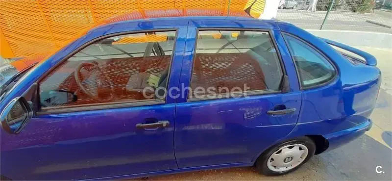 Usado Seat Cordoba 60 CV (44 kW) 2002 Azul Berlina