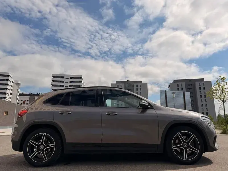 Usado Mercedes GLA200 150 CV (110 kW) 2020 Gris / plata SUV