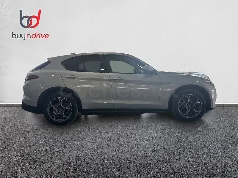 Usado Alfa Romeo Stelvio Sprint 160 CV (117 kW) 2022 Gris / plata SUV