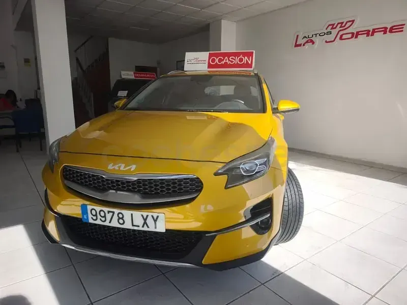 Usado Kia XCeed 120 CV (88 kW) 2022 Amarillo SUV