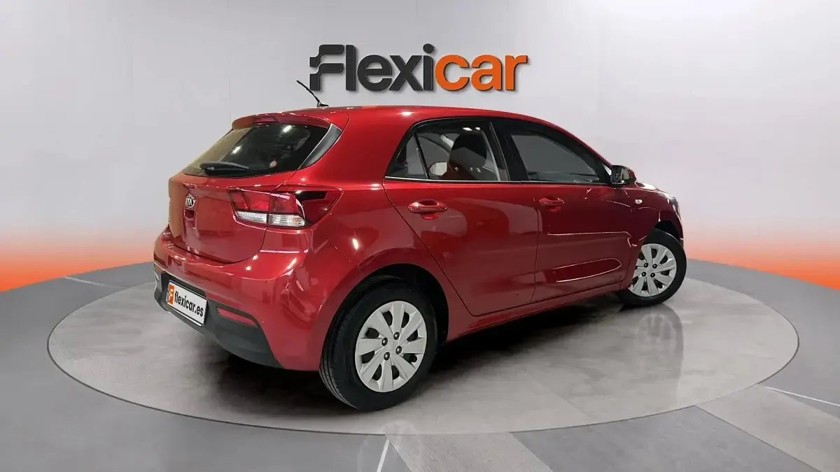 Usado Kia Rio 84 CV (61 kW) 2018 Rojo Berlina