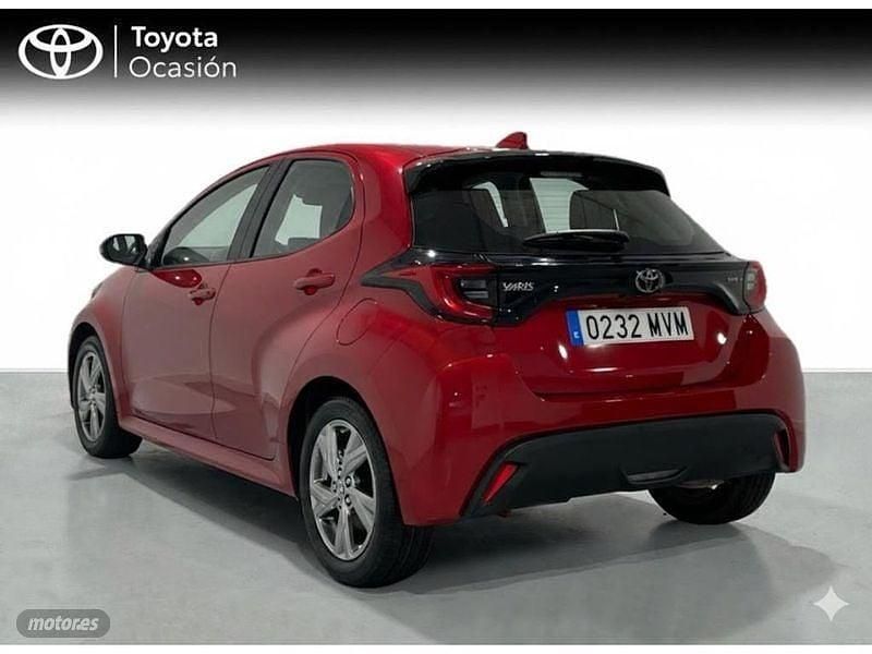 Usado Toyota Yaris Hybrid Active 116 CV (85 kW) 2024 Rojo Berlina