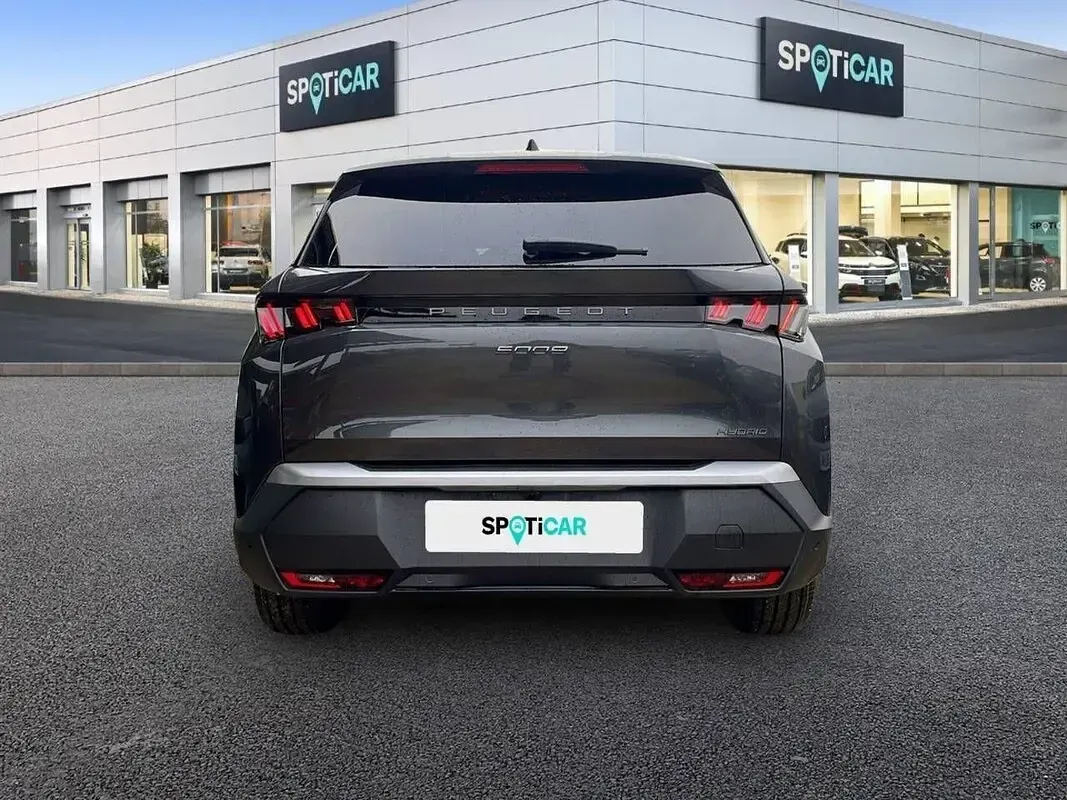 Używany Peugeot 5008 Allure 136 KM (100 kW) 2025 Szary SUV