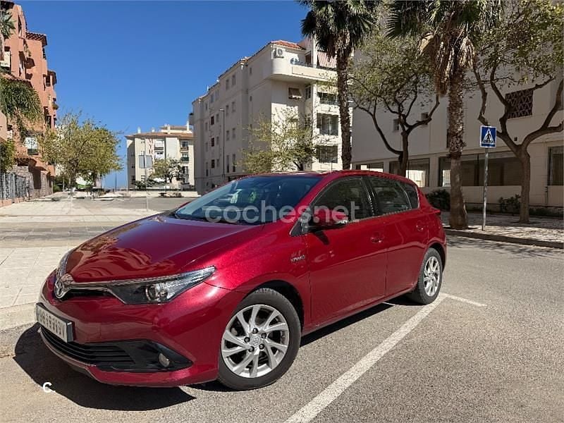 Usado Toyota Auris Hybrid Active 136 CV (100 kW) 2017 Rojo Familiar