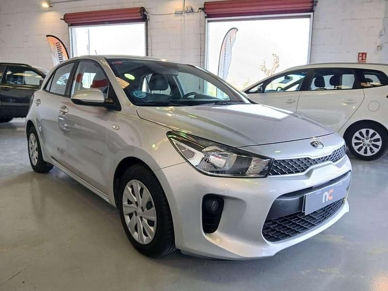 Usado Kia Rio 84 CV (61 kW) 2017 Plateado Utilitario