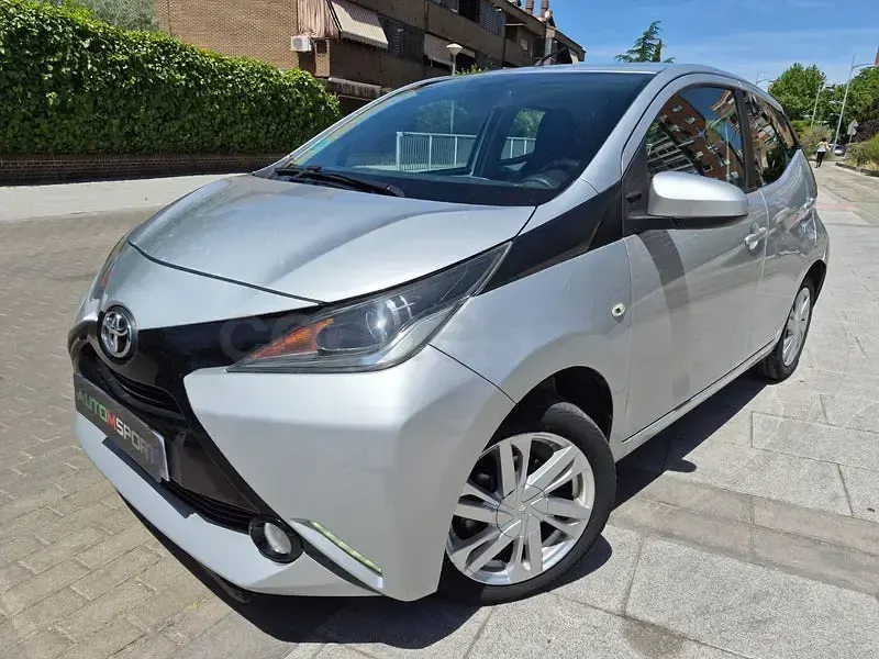 Usado Toyota Aygo X-cite 69 CV (50 kW) 2016 Gris / plata Utilitario