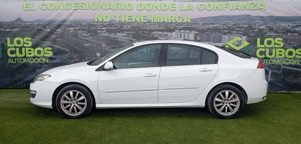 Usado Renault Laguna III Dynamique 129 CV (94 kW) 2011 Blanco Berlina