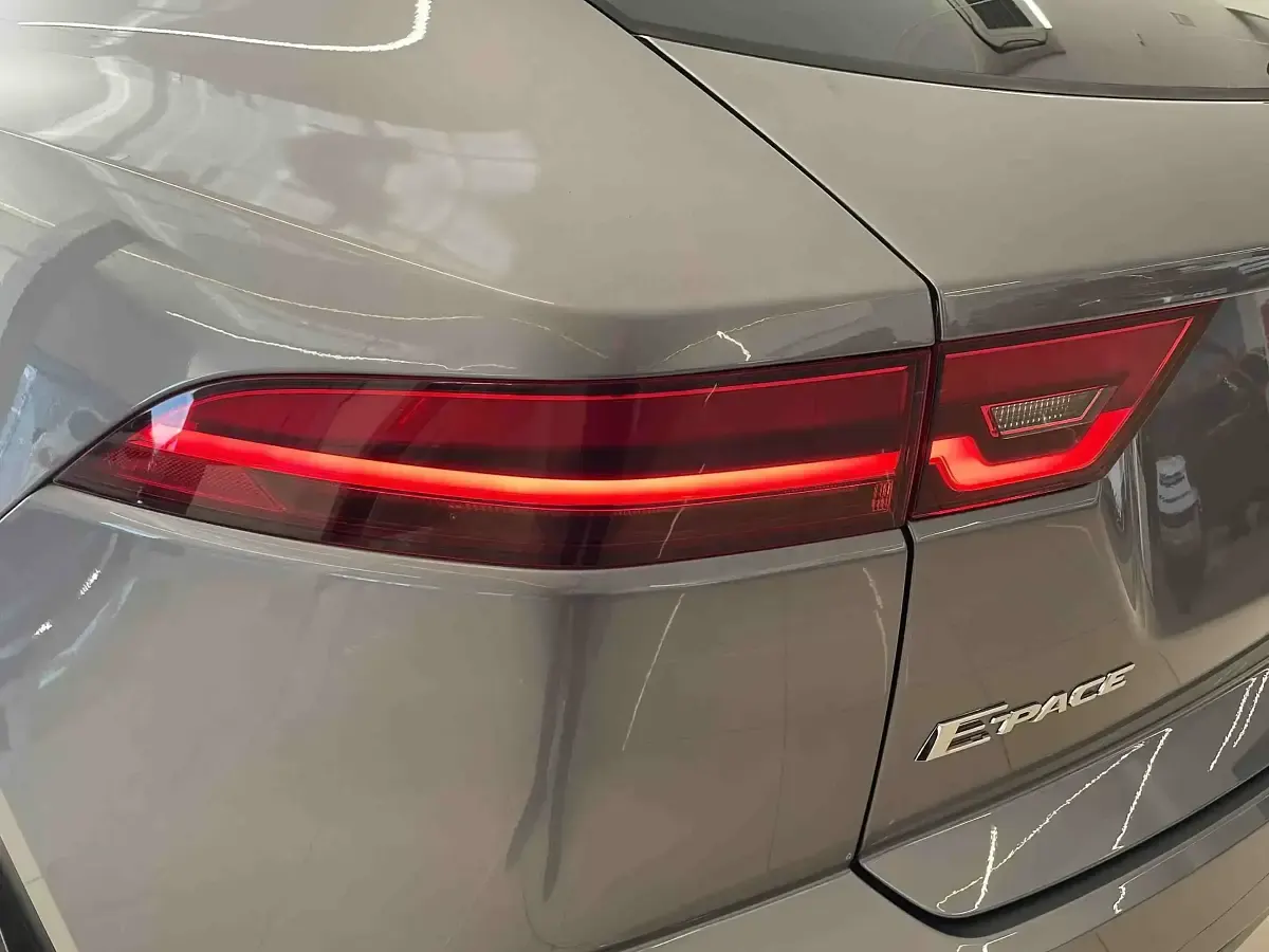 Usado Jaguar E-Pace R-Dynamic 163 CV (119 kW) 2023 Gris SUV