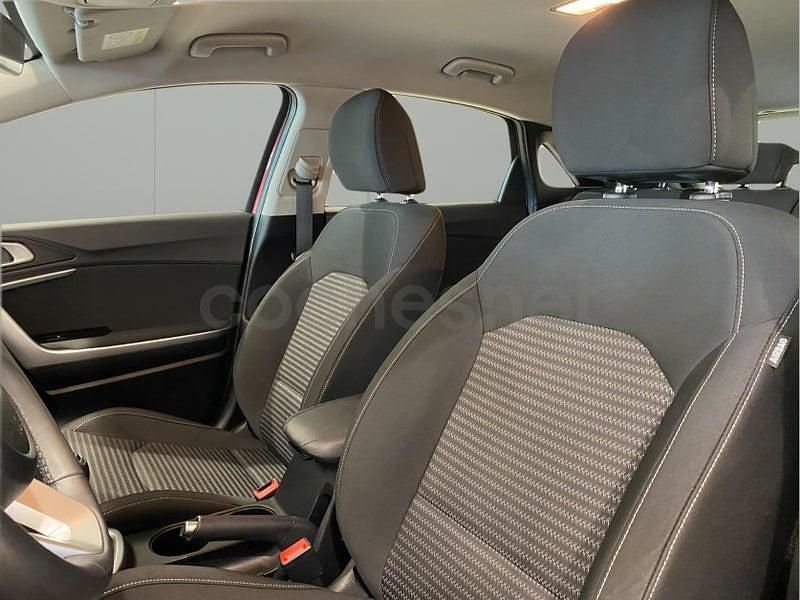Używany Kia Ceed 100 KM (73 kW) 2022 Czerwony Hatchback