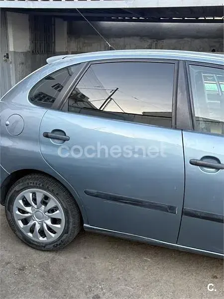 Usado Seat Ibiza Fresh 75 CV (55 kW) 2005 Violeta / lila Utilitario