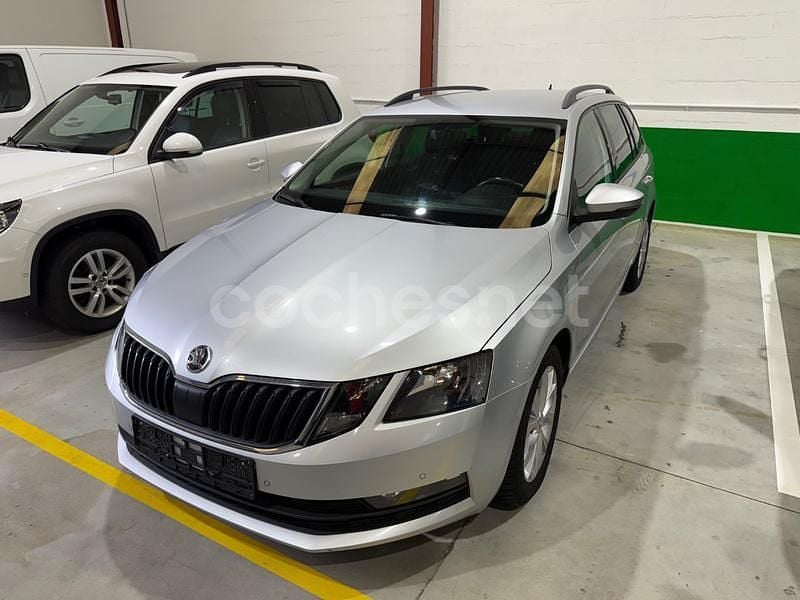 Gris / plata Usado 2019 Skoda Octavia Ambition Familiar | 11.900 € (Precio justo) - Imagen 1/4