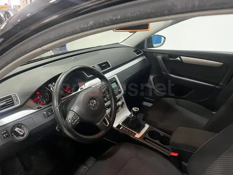 Usado VW Passat Advance 105 CV (77 kW) 2012 Negro Familiar