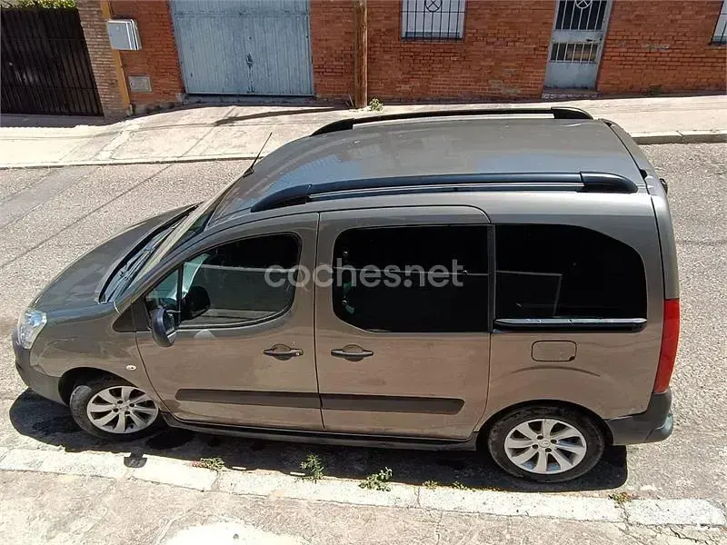 Usado Peugeot Partner Tepee Outdoor 100 CV (73 kW) 2017 Gris / plata Monovolumen