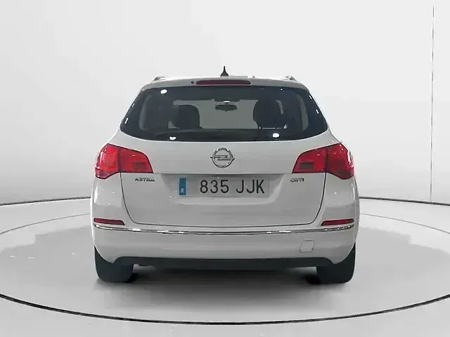 Usado Opel Astra Selective 110 CV (80 kW) 2015 Blanco Familiar