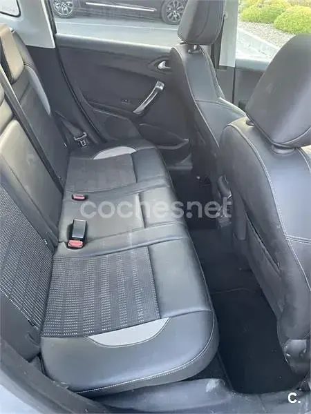 Usado Peugeot 2008 Allure 120 CV (88 kW) 2015 Gris / plata SUV