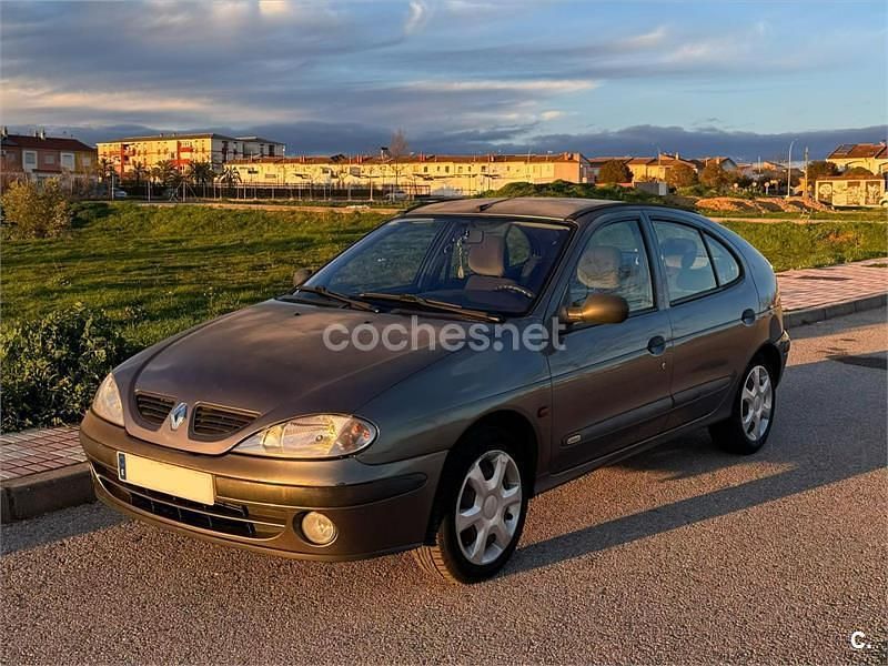 Usado Renault Mégane 80 CV (58 kW) 2001 Gris / plata Berlina