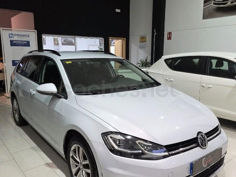 Usado VW Golf VII 115 CV (84 kW) 2018 Gris / plata Familiar