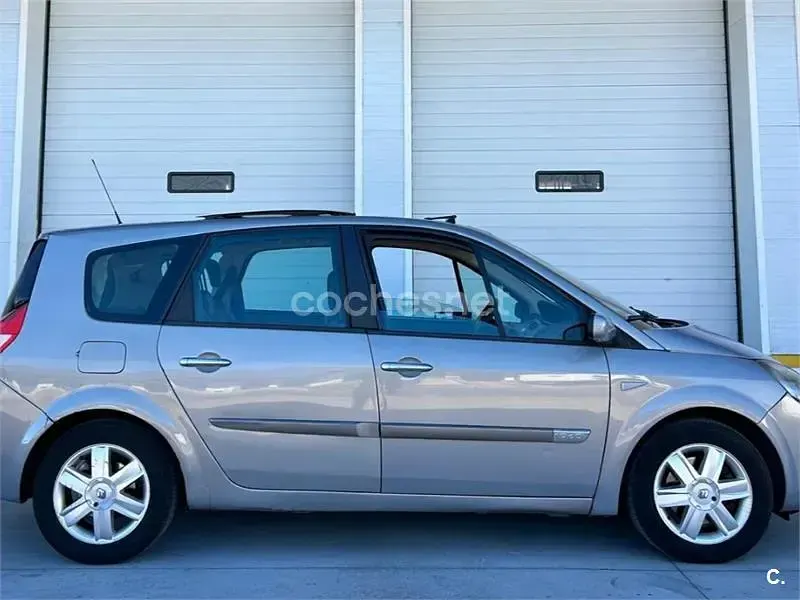 Usado Renault Scenic E-Tech Authentique 120 CV (88 kW) 2005 Gris / plata Monovolumen