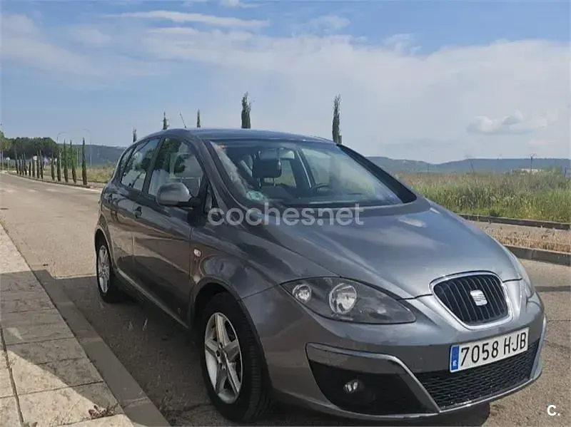 Usado Seat Altea Reference 105 CV (77 kW) 2012 Gris / plata Monovolumen