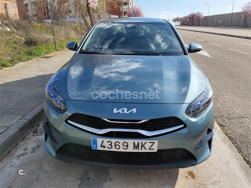 Usado Kia Ceed 120 CV (88 kW) 2023 Gris / plata Utilitario
