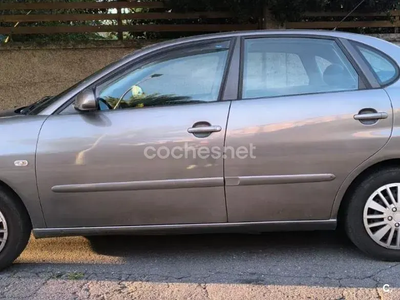 Usado Seat Cordoba Stella 75 CV (55 kW) 2003 Gris / plata Berlina