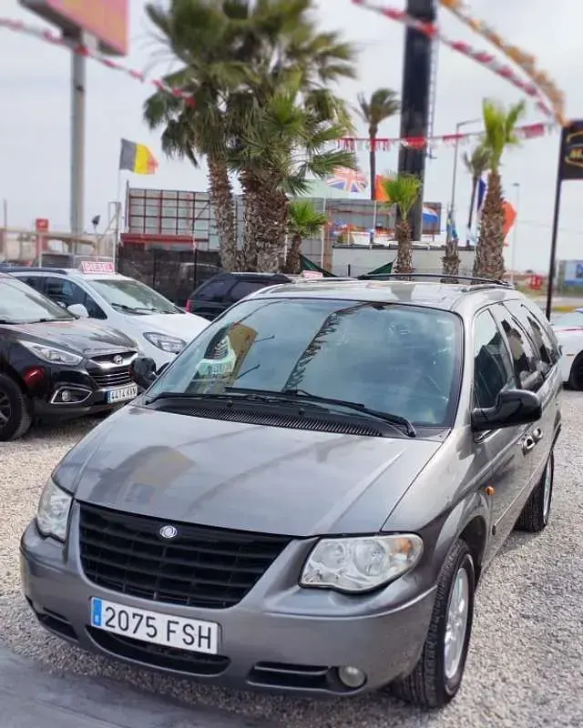 Usado Chrysler Voyager Limited 150 CV (110 kW) 2007 Gris Monovolumen