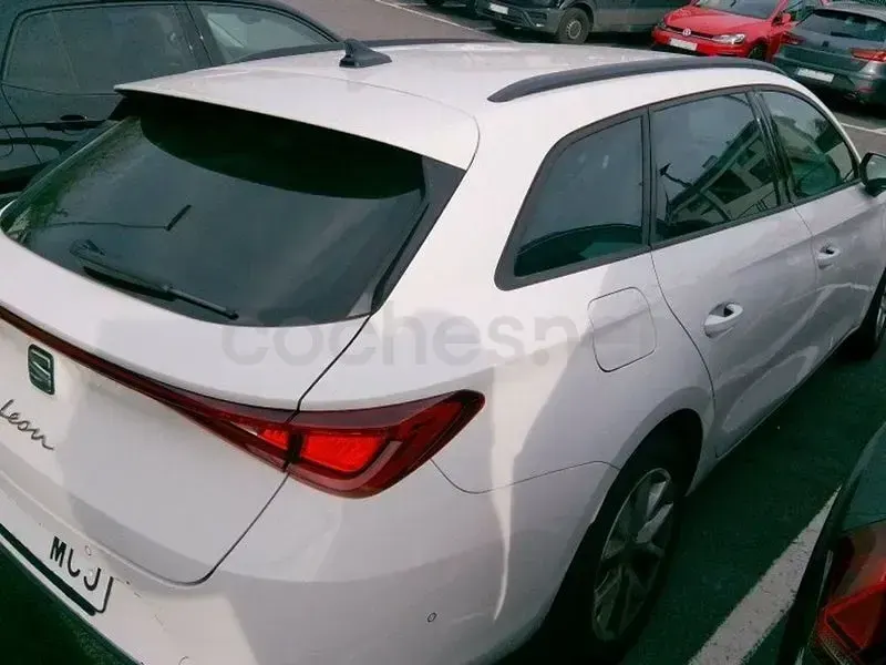 Usado Seat Leon Style 115 CV (84 kW) 2022 Blanco Familiar