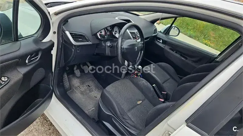 Usado Peugeot 207 70 CV (51 kW) 2009 Blanco Berlina