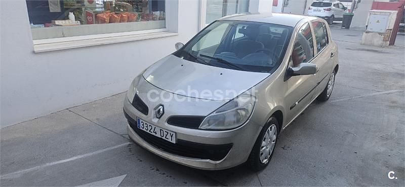 Usado Renault Clio II Privilege 85 CV (62 kW) 2006 Beige Berlina