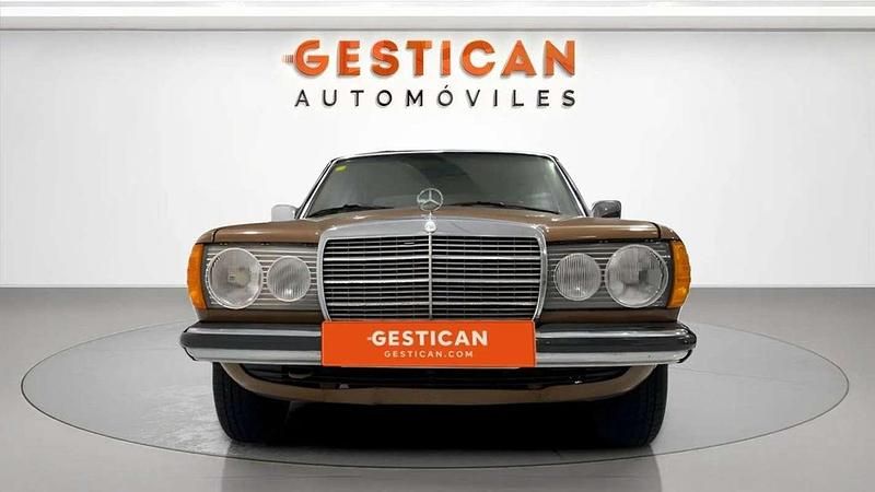 Usado Mercedes E300 1982 Marrón Utilitario