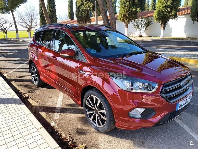 Usado Ford Kuga ST-Line 150 HP (110 kW) 2017 Vermelho SUV