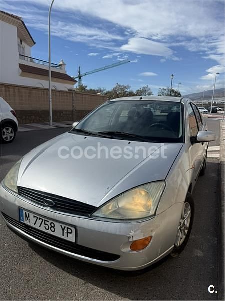Usado Ford Focus Trend 90 CV (66 kW) 2000 Gris / plata Berlina