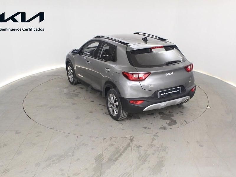 Usado Kia Stonic 100 CV (73 kW) 2025 Gris / plata SUV