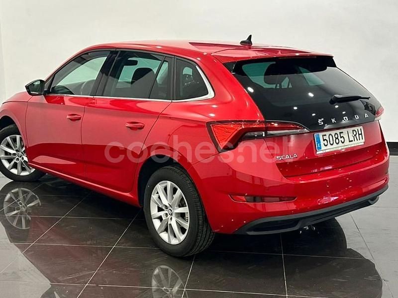 Usado Skoda Scala Active 110 CV (80 kW) 2021 Rojo Utilitario