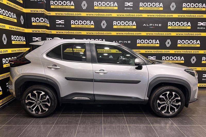 Usado Toyota Yaris Hybrid Plus 116 CV (85 kW) 2021 Gris Familiar