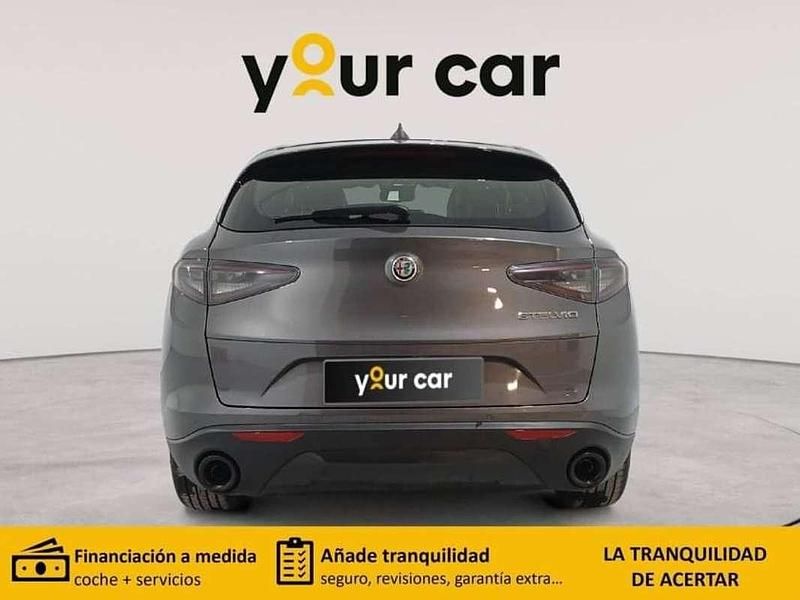 Usado Alfa Romeo Stelvio Sprint 160 CV (117 kW) 2023 Gris / plata SUV