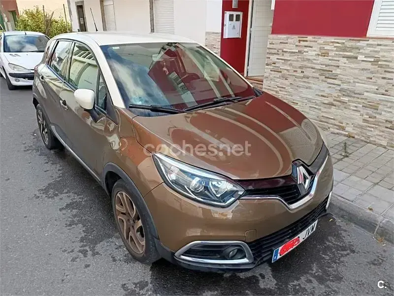 Usado Renault Captur Zen 120 CV (88 kW) 2016 Marrón SUV